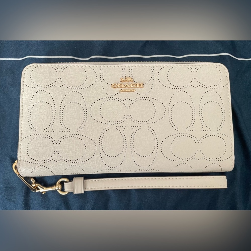 2 DAY SALE 🌸 COACH 🌸 Wallet Sig. Leather C4715 Chalk ~Perfect Condition